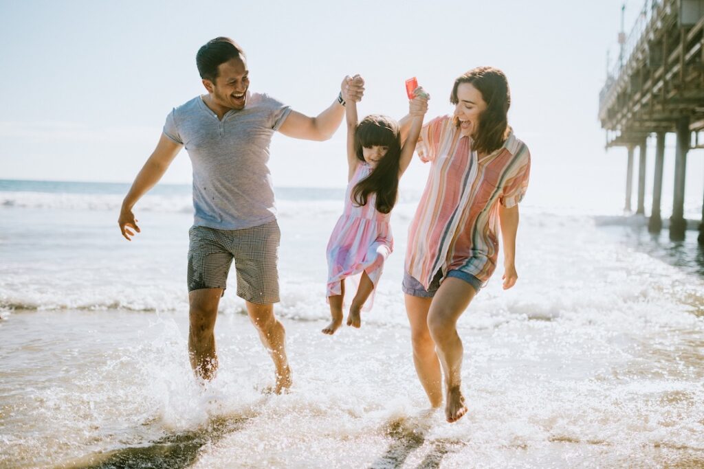 Familia en la playa en verano