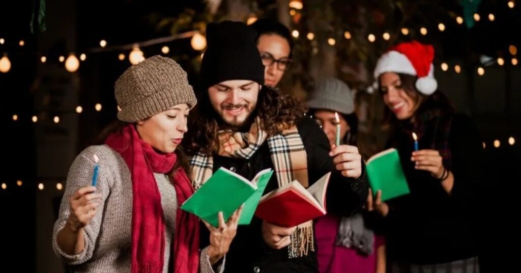 Personas cantando villancicos en una posada