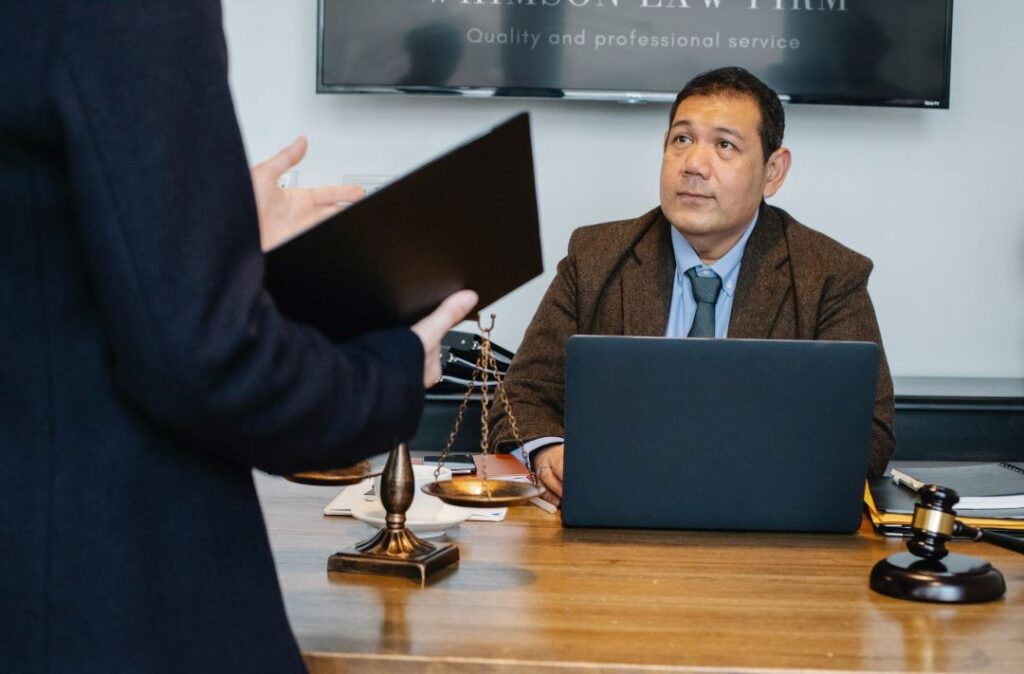 Abogado o notario dando asesoría jurídica
