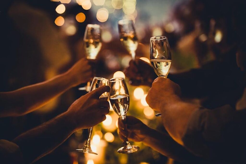 Brindis de Año Nuevo con copas de champagne