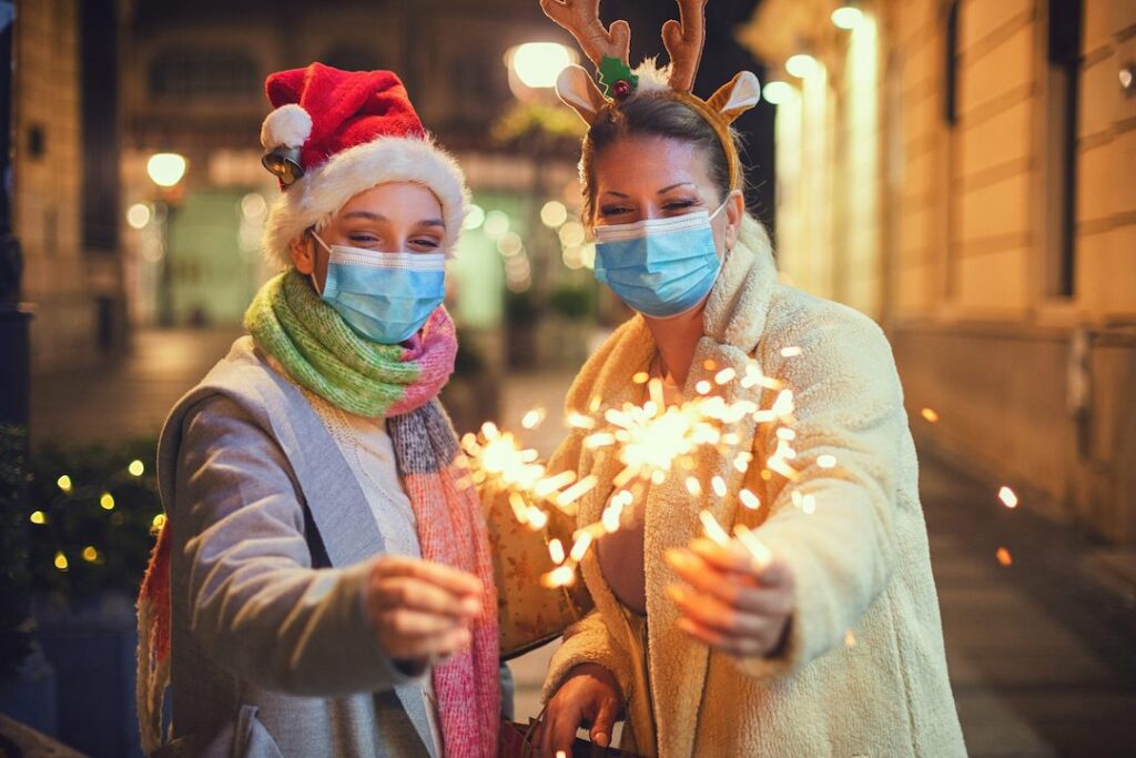 Dos mujeres con bengalas en año nuevo