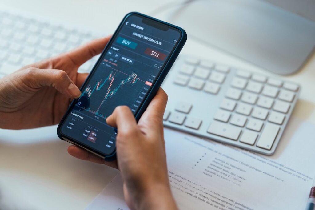 Persona revisando la bolsa de valores en su celular