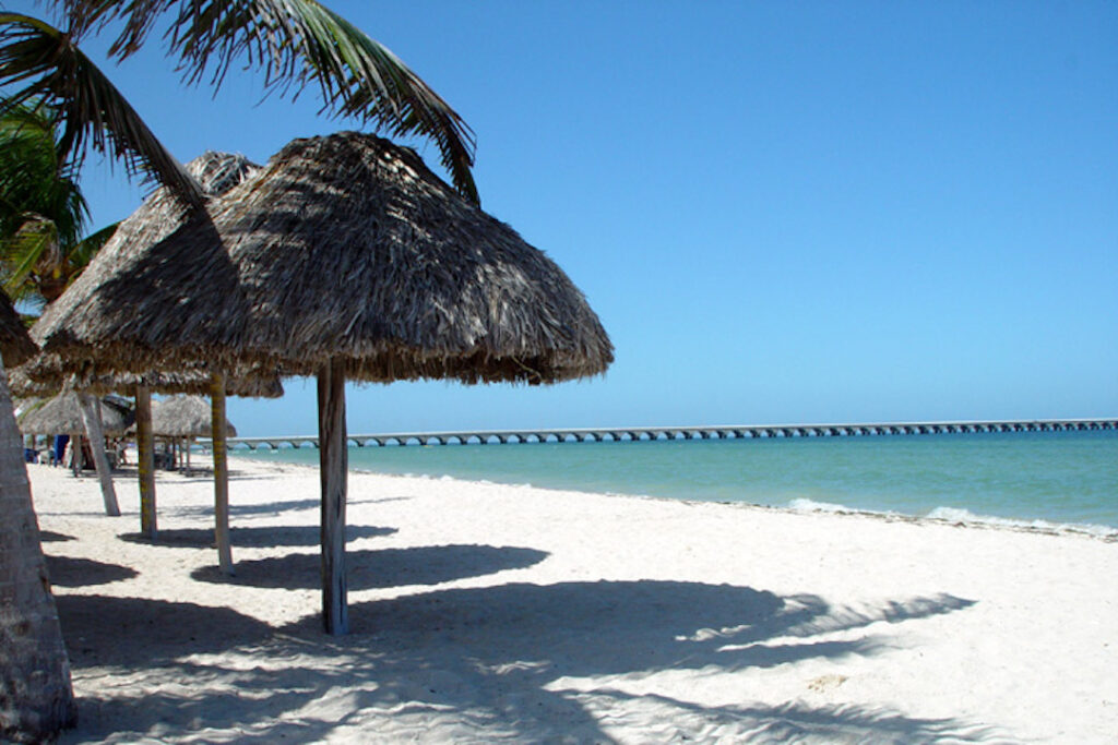 orilla del mar en la playa de Progreso, Yucatán