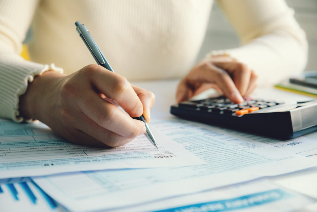 Persona calculando los impuestos por pagar