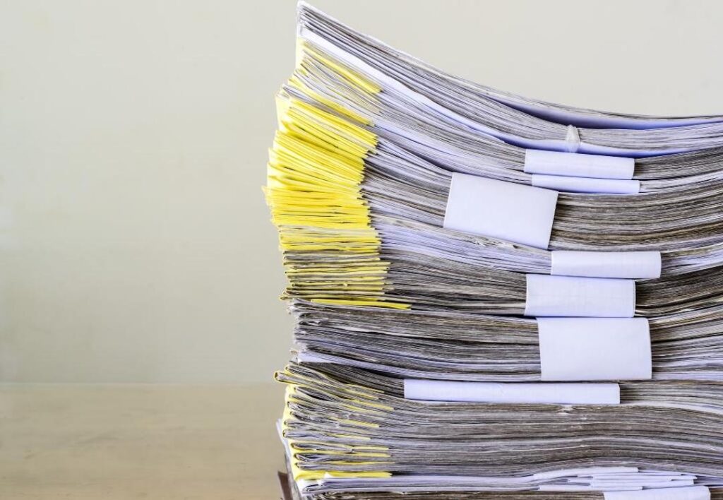 Pila de documentos y escrituras